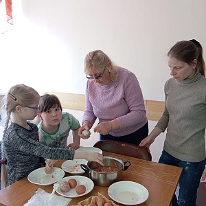 В рамках программы "Храни, Господь, очаг семейный" мамы и дети познакомились с историей и традициями главного православного праздника "Пасха".