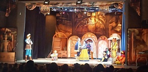 Театр - это удивительный дом, где показывают спектакли и сказки, где танцуют и поют